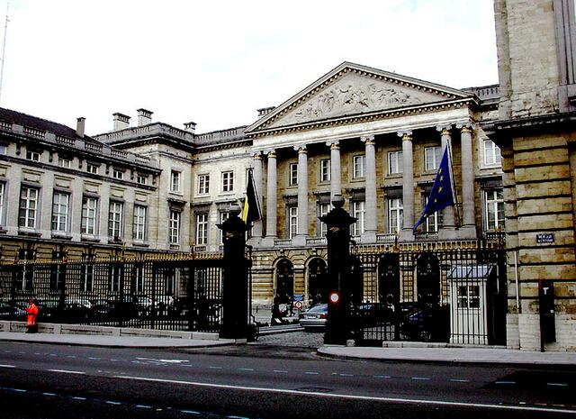 das Parlament. Belgien ist eine parlamentarische Monarchie. Verwaltungsmäßig ist Belgien in die neun Provinzen Antwerpen, Brabant, Hennegau, Limburg, Lüttiche, Luxemburg, Namur, Ostflandern und Westflandern gegliedert. | Foto: http://commons.wikimedia.org/wiki/File:Brussel_Parlementsgebouw.jpg