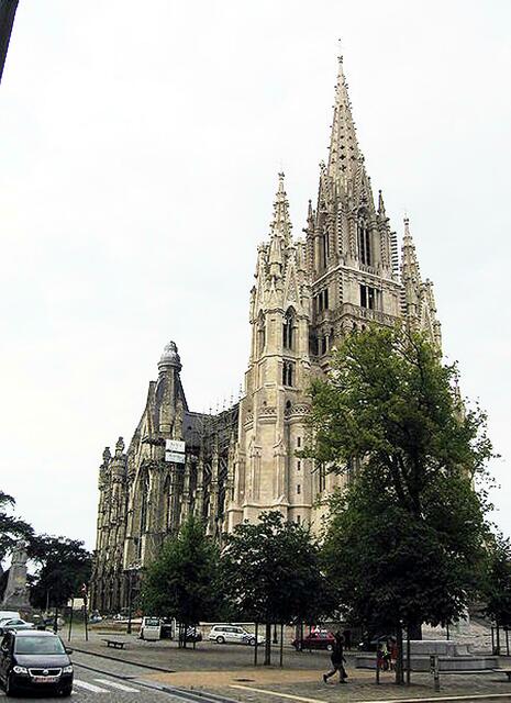 Die Liebfrauenkirche von Laeken ist die Begräbniskirche des belgischen Königshauses. Hinter dem Chor ist der Zugang zur Königlichen Krypta. In der Mitte des Raumes befindet sich das imposante Grab von Leopold I. mit seiner zweiten Gemahlin. | Foto: http://commons.wikimedia.org/wiki/File:Bxl,_Eglise_Notre-Dame_de_Laeken-2.jpg