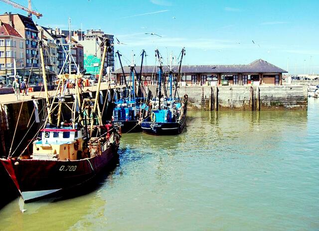 den Fischereihafen, wo es an der Straße leckeren Fisch gibt. | Foto: JoJan  - http://commons.wikimedia.org/wiki/File:Vistrap(01).jpg