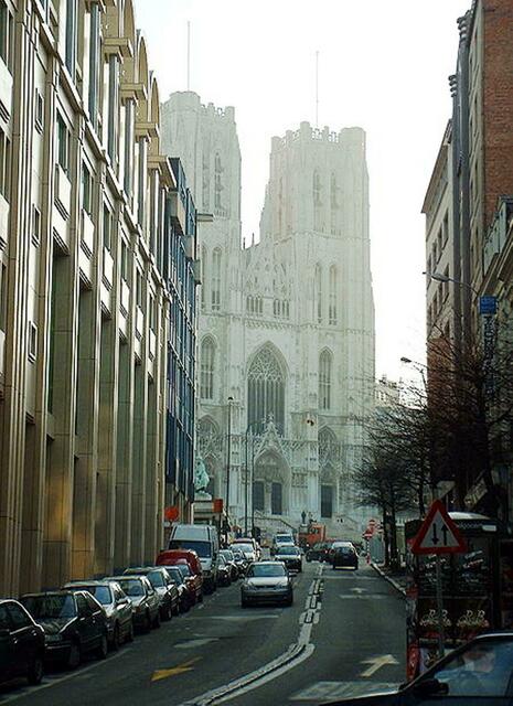 Gleich da vorne bei der Kurve müssen wir alle nach rechts schauen, denn dort in der Straße sehen wir die Kathedrale, die 1226 als eindrucksvolles gotisches Bauwerk errichtet wurde. | Foto: http://commons.wikimedia.org/wiki/File:Cath%C3%A9dral_St_Michel.jpg