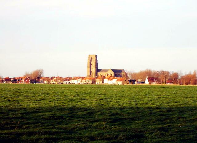 Lissewege liegt inmitten der weiten Felder und Weiden der Polder. Das Dorf wird von der gotischen Liebfrauenkirche überragt, deren Backsteinarchitektur sowohl im Inneren als auch im Außen eine überraschende Harmonie der Bauweise zeigt. | Foto: LimoWreck - http://commons.wikimedia.org/wiki/File:Lissewege_-_Skyline.jpg