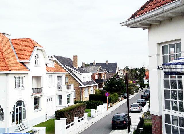 De Haan. Die Bebauung besteht hauptsächlich aus weißen Villen, Ferienhäusern und Hotels im Stil der Belle Epoque und im Landhausstil. | Foto: http://commons.wikimedia.org/wiki/File:De_Haan_Gracialaan.jpg