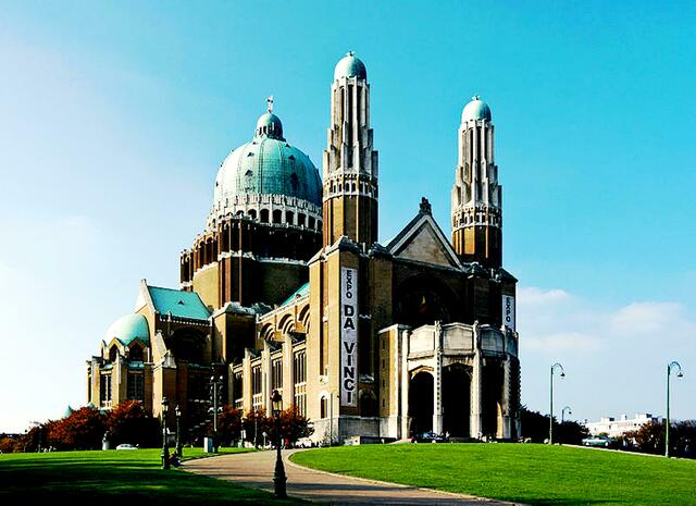 Die Basilique Nationale du Sacré-Cœur ist eine Basilika im Art-Deco-Stil, die zwischen den Jahren 1905 und 1970 erbaut wurde. Sie die fünftgrößte Kirche der Welt, das weltweit größte Gebäude im Art-Deco-Stil.  2.000 Menschen finden darin Platz. | Foto: http://commons.wikimedia.org/wiki/File:Basilica_of_the_Sacred_Heart_retouched.jpg