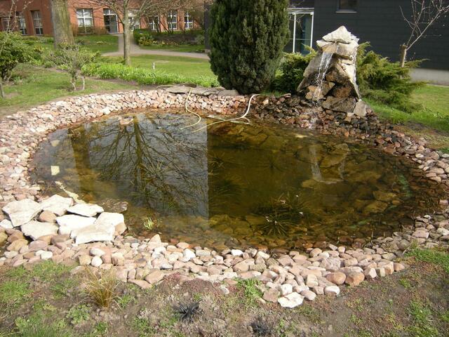 Glasklar, das untere Becken, mit Spiegelbild.