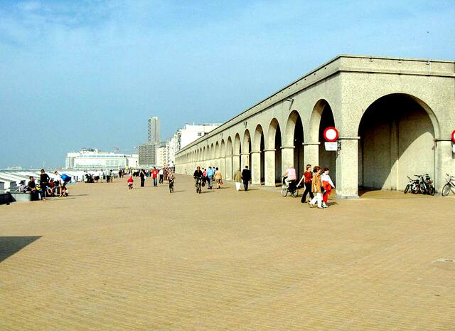 Ostende ist eine lebendige Stadt mit malerischen Ecken, einem Vergnügungsviertel und etwa 300 Restaurants. | Foto: JoJan - http://commons.wikimedia.org/wiki/File:Oostende.seaside_walk.jpg