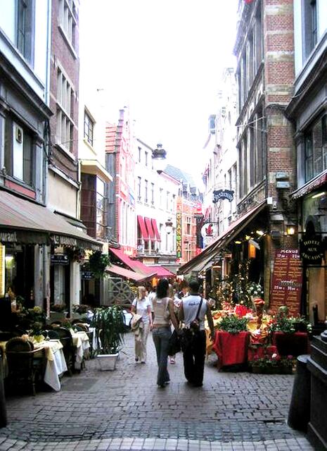 in die Rue des Bouchers, dem Fleischerviertel. Die Gässchen beherbergen ein Restaurant neben dem anderen, darunter auch echte „Gourmet Tempel“, in denen man vorzüglich essen kann. | Foto: http://commons.wikimedia.org/wiki/File:Brussels_-_Rue_des_Bouchers_Beenhouwersstraat_-_20050616.jpg