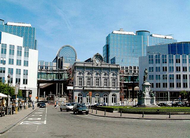 Wir kommen zum Europäischen Viertel, zum Schumann-Platz und biegen in die Rue de la Loi ein, die uns direkt ins Zentrum bringt. Auf beiden Seiten sehen wir die modernen Glaspaläste der EU, denen ganze historische Viertel weichen mussten. | Foto: http://commons.wikimedia.org/wiki/File:Euparlamentet.jpg
