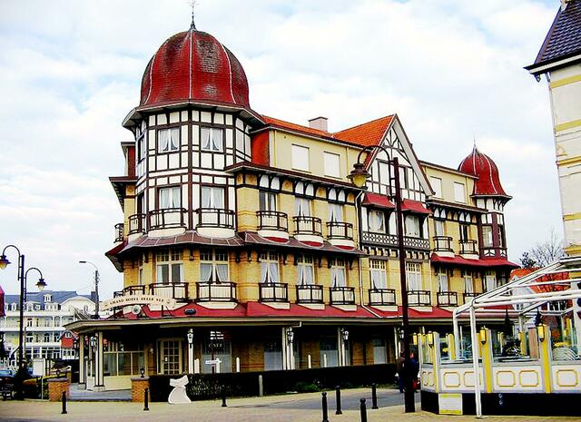 Wenduine ist bekannt als die Prinzessin der Badeorten an der belgischen Küste. In Wenduine finden wir einen breiten Sandstrand und ein Landschaftsschutzgebiet mit 170 Hektar aufgeholzten Dünen vor. Wenduine verfügt über Lokale mit gemütlichen Terrassen. | Foto: http://commons.wikimedia.org/wiki/File:05-02-06_De_Haan_-_Wenduine_07.JPG