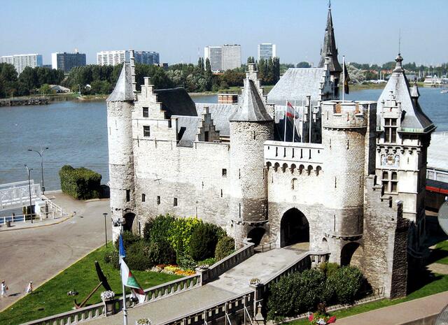 Die erste Erwähnung der Burg Het Steen („Der Stein“) datiert auf das12. Jahrhundert. Damit gilt sie als ältestes erhaltenes Gebäude der Stadt Antwerpen. Die Burg war Teil der Stadtbefestigung. 1520 wurde sie renoviert und umgebaut, um Artiller | Foto: http://commons.wikimedia.org/wiki/File:Steen.jpg