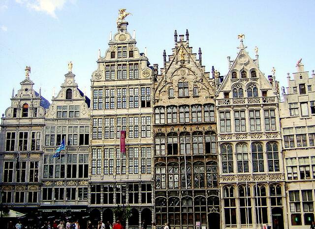 Gildehäuser wie »De Oude  Waag«  (Nr.38), das »Haus der  Tuchmacher« (1644) mit dem Antwerpener Stadtwappen, und das »Haus der Gerber«, »Rodenborg« (Nr.40), mit einer roten Burg über dem Eingang, stehen. | Foto: http://commons.wikimedia.org/wiki/File:Gildehuizen_Antwerpen.jpg