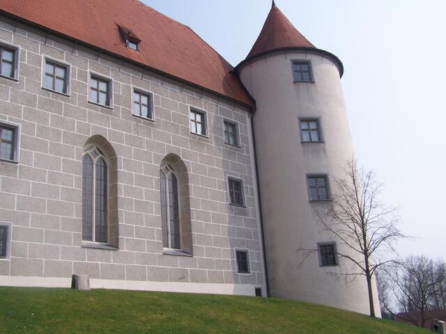 Das Schloss wurde zwischen 1589 und 1603 auf Wunsch von Pfalzgraf Philipp Ludwig von Pfalz-Neuburg erbaut
