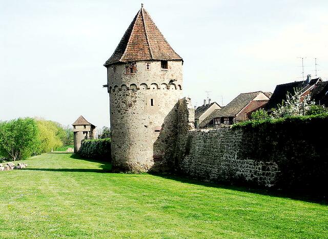 Bergheim, dass auch hinter einer Stadtmauer liegt. Diese Gesamtansicht der mittelalterlichen Umwallung verdeutlicht einem das Verteidigungssystem der Städte. | Foto: Michael Schmalenstroer - http://commons.wikimedia.org/wiki/File:Bergheim_-_Stadtmauer_02.JPG