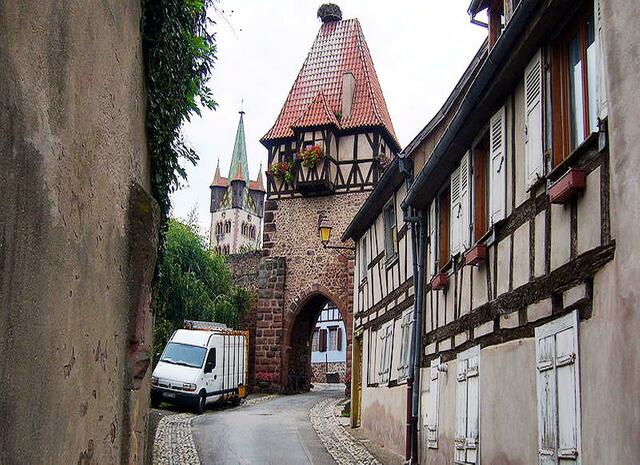 Die Stadt wurde im 13. Jahrhundert von den Straßburger Bischöfen, denen die Burg gehörte, gut befestigt. Ihre Ruinen sind um die Kirche herum und in der Rui du Tir zu sehen. Am besten geht man durch den Hexenturm dorthin. | Foto: Nanard68 - http://de.wikipedia.org/w/index.php?title=Datei:Ch%C3%A2tenois_006.JPG&filetimestamp=20071002181549