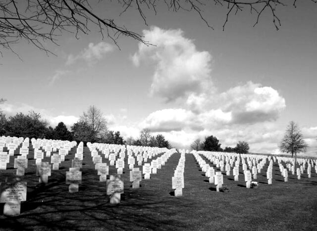 der deutsche Soldaten-Friedhof liegt, von Weinbergen umgeben, auf dem "Grasberg".  Im Hintergrund sieht man die Hochkönigsburg. Vom Haus des Friedhofsverwalters führt, ansteigend in mehreren Kehren, ein ca. 200 m langer Fußweg zum Friedhofseingang. | Foto: MBL - http://de.wikipedia.org/w/index.php?title=Datei:Soldatenfriedhof.Bergheim2.jpg&filetimestamp=20061226131623