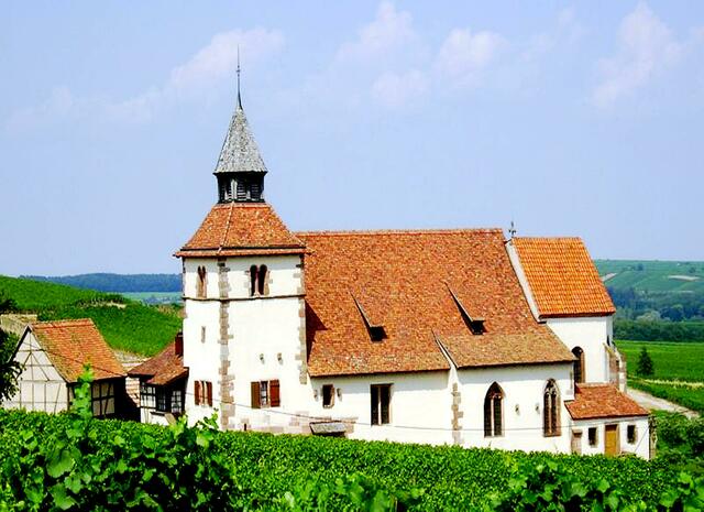 Dambach-la-Ville. Am Ortseingang auf der rechten Seite in den Weinbergen liegt die kleine Kapelle  Saint-Sebastian. Sie besitzt den schönsten Barockaltar des Elsass: Er ist aus Holz und wurde zwischen 1690 und 1696 geschnitzt; | Foto: http://commons.wikimedia.org/wiki/File:Chapelle_Saint_Sebastien_Dambach_la_Ville.jpg