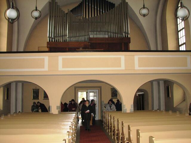 Ehrfürchtig wird die Kirche angeschaut