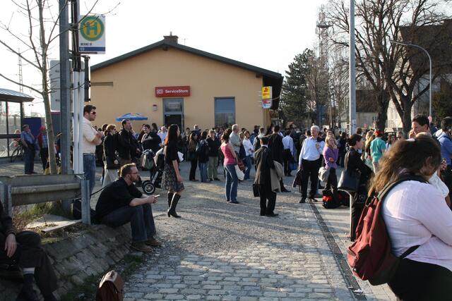 erregtes Warten auf die Weiterfahrt nach Augsburg - nach dem Böschungsbrand