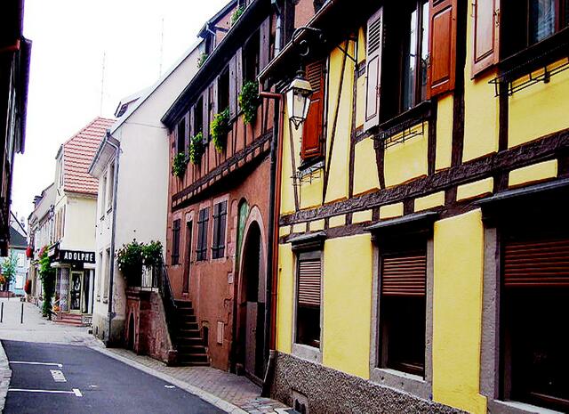 In der Hauptstraße erfordern, außer dem Rathaus von 1493, einige alte Häuser unsere Aufmerksamkeit. | Foto: Nanard68 - http://commons.wikimedia.org/wiki/File:Ch%C3%A2tenois_032.JPG?uselang=de