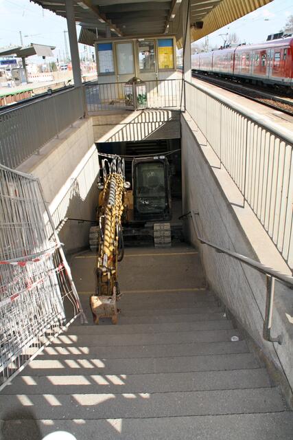 ein Bagger auf dem Weg nach oben (von oben)