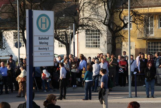 erregtes Warten auf die Weiterfahrt nach Augsburg - nach dem Böschungsbrand