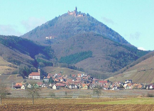 Die Anlage auf einem 270 m langen Felsrücken in 755 m Höhe beherrscht die Ebene und ist schon von weit her an ihren charakteristischen Türmen zu erkennen. | Foto: Bernard Chenal - http://commons.wikimedia.org/wiki/File:Orschwiller_B_004.JPG?uselang=de