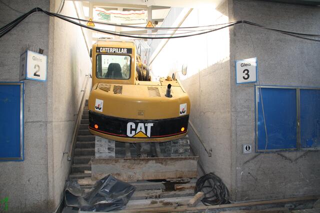 ein Bagger auf dem Weg nach oben (von unten)