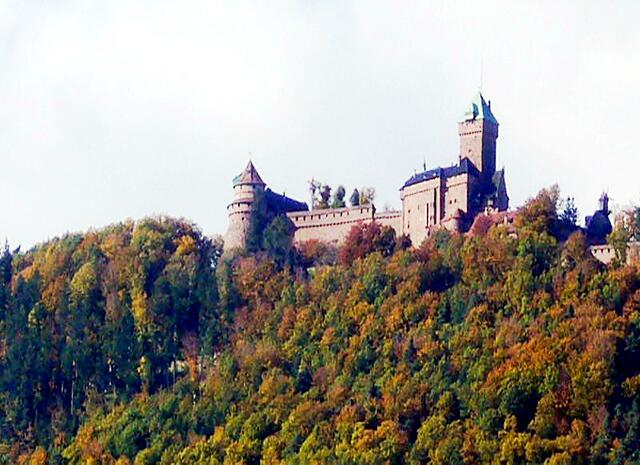 Es ist nicht verwunderlich, dass dieses Schloss zu einem der zehn meistbesuchten Bauwerke Frankreichs gehört. Wilhelm II. wollte 1901 aus den Ruinen (die imposantesten dieses Gebietes) eine Burg wie aus dem 15. Jahrhundert errichten lassen. | Foto: Bernard Chenal - http://commons.wikimedia.org/wiki/File:Hohkoenigsburg_Ausschnitt.jpg?uselang=de