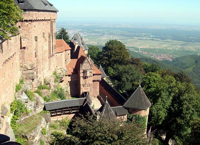 Anlage mit dreifacher Umfassungsmauer, Wachtürmen und Gräben | Foto: Amodef - http://commons.wikimedia.org/wiki/File:Haut-koenigsbourg_02.jpg?uselang=de