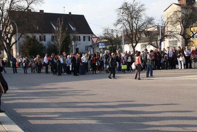 erregtes Warten auf die Weiterfahrt nach Augsburg - nach dem Böschungsbrand