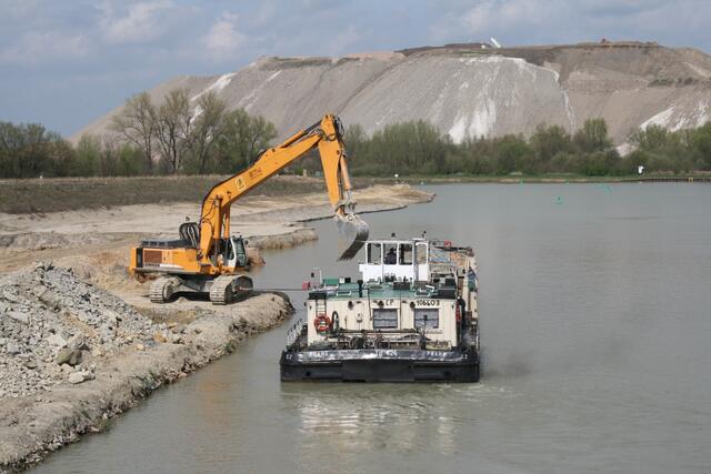 Der Lastkahn wird mit Sand beladen.