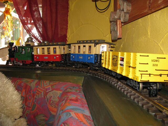...die Eisenbahn angefahren.