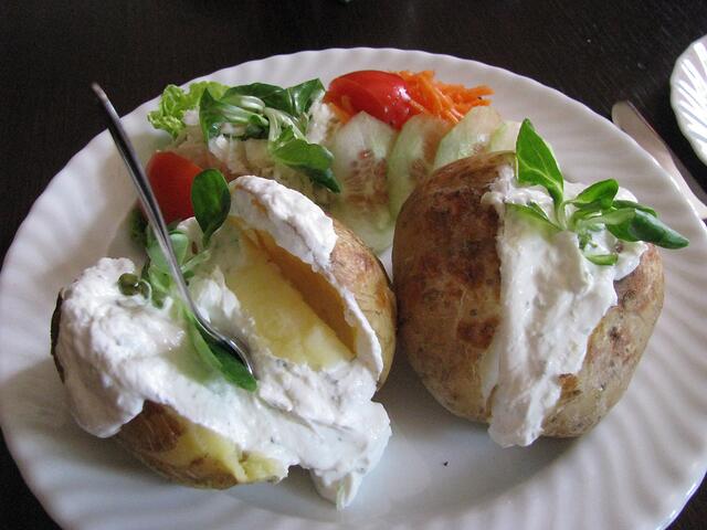 Leckere Kartoffelspalten mit Sauerrahm zum Mittag.