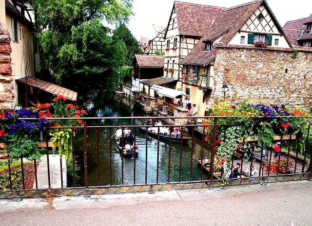 La Petite Venice, Klein Venedig, mit kleinen Bootshäusern und schattigen Trauerweiden direkt am Wasser. | Foto: Matthias.kess - http://commons.wikimedia.org/wiki/File:Colmar,_Petite_Venise,_Boulevard_Saint-Pierre.jpg?uselang=de