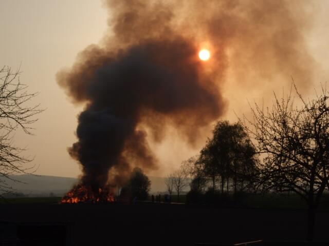 Der Rauch verdunkelt die Sonne