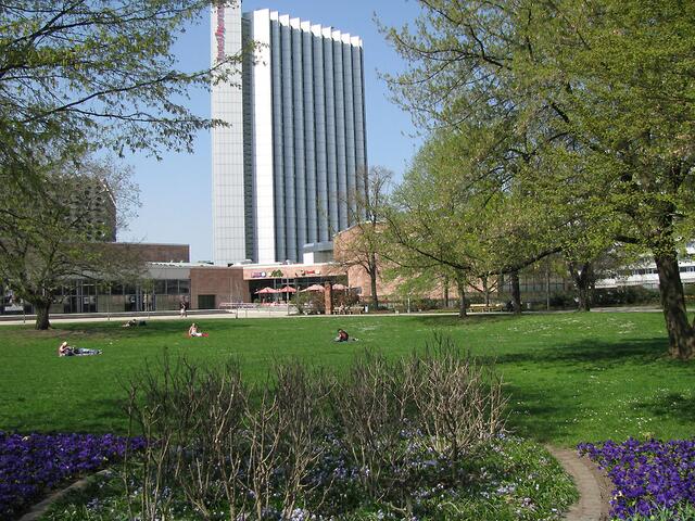 Sonnenbadende im Park vor dem Hotel Mercury.