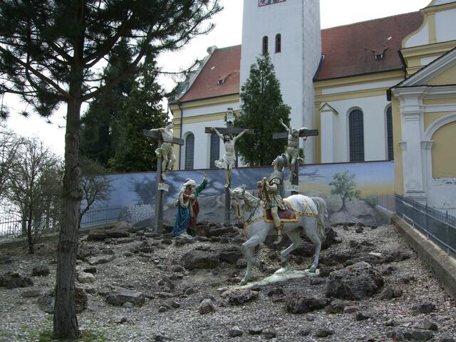 Bild aufgenommen vor der Kirche in Biberbach