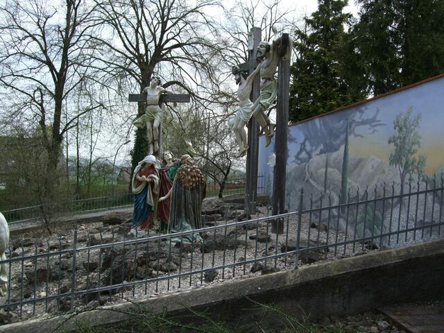 Bild aufgenommen vor der Kirche in Biberbach
