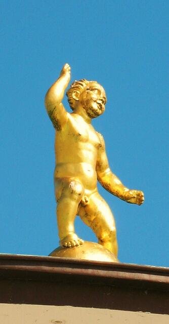 Goldenes, nacktes Kind auf dem Pavillon am Nordufer (1936)