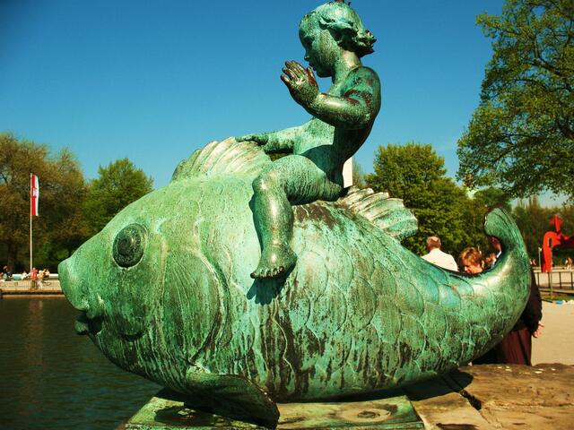 "Putto auf dem Fisch"  (1936) von Hermann Scheurnstuhl