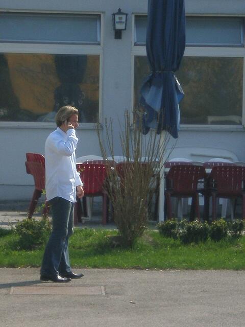 Co-Trainer Sascha Franz am Handy: Trainiert er die Mannschaft bis zum Saisonende?