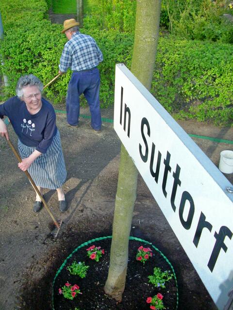 Marlis und Erhard Krause an der Straße "In Suttorf"