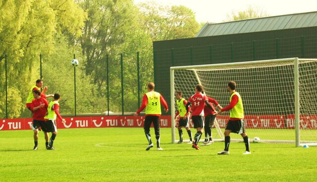Leon Balogun beim Kopfball!