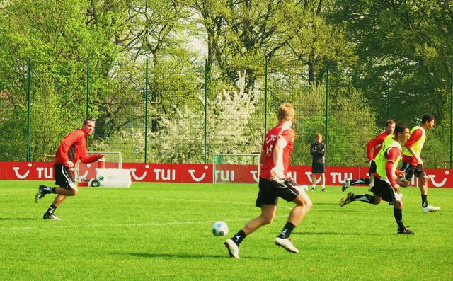 Pass von Andreasen auf Mike Hanke!