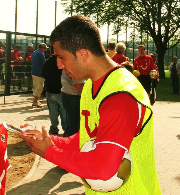 Altin Lala erklärt einem Fan etwas!
