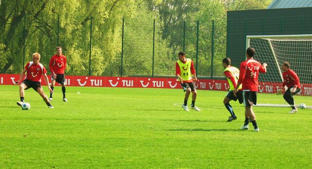 Bruggink zeigt, wo Hanke hinschießen muss!