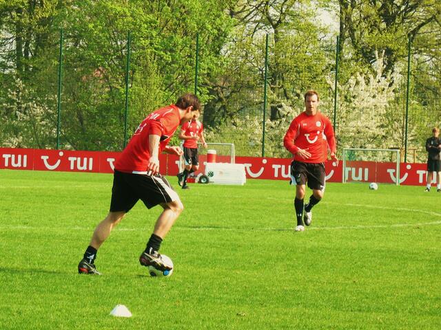 Mario Eggimann (bin mir nicht sicher) bei der Ballannahme - im Hintergrund Bruggink!