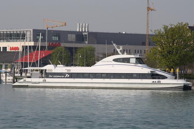 Einer der Katamarane, die den See von Friedrichshafen nach Konstanz überqueren