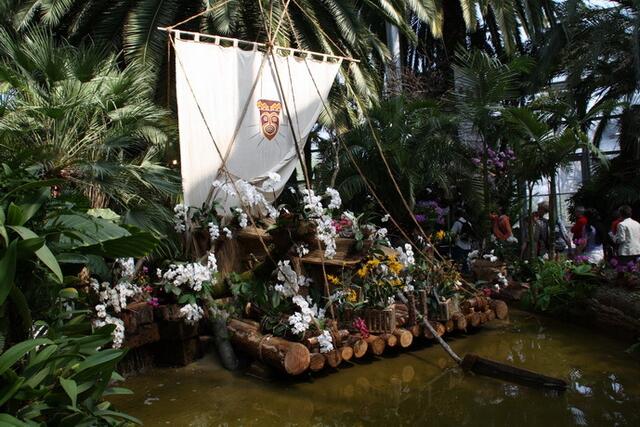 Nachbau der Kon-Tiki von Thor Heyerdal, überdeckt mit dutzenden von Orchideen