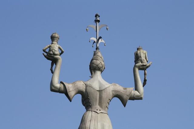 Papst und Kaiser ohne Kleider von hinten
