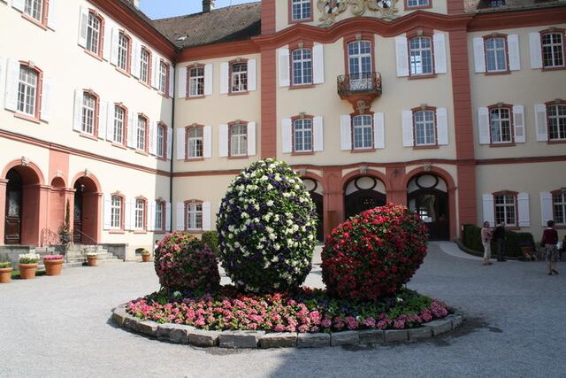 Das gräfliche Schloss - mit Ostereiern davor